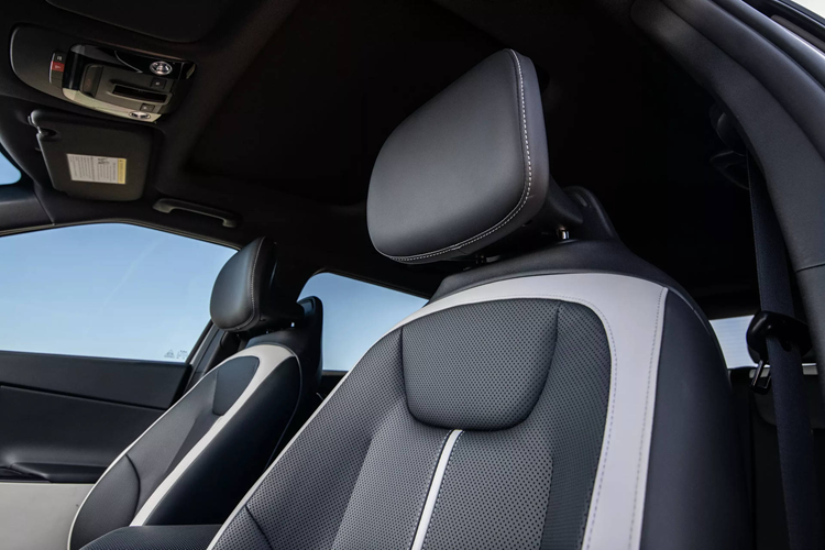 Kiến trúc sạc nhanh 800 volt DC tiếp tục hiện diện trên Kia EV6 2025, tuy nhiên tất cả các phiên bản ngoại trừ GT đều được chuyển vị trí cổng sạc sang nằm gần chắn bùn phía sau bên trái và hỗ trợ Tiêu chuẩn sạc Bắc Mỹ (NACS). Thông số của các mô-tơ điện dành cho những bản không phải GT được kế thừa từ đời cũ, tuy nhiên cảm giác lái và khả năng xử lý được cải thiện nhờ khung gầm E-GMP được gia cố.