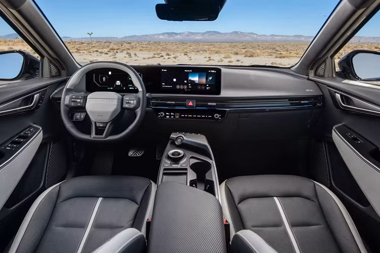 Tính năng này sử dụng hiệu ứng âm thanh và điều chỉnh mô-men xoắn để giả lập cảm giác sang số cho xe. Kia EV6 2025 còn được trang bị pin có dung lượng lớn hơn trước. Theo đó, xe dùng 2 loại pin có dung lượng 63 kWh và 84 kWh. Ở phiên bản cũ, pin của xe có dung lượng chỉ 58 kWh và 77,4 kWh.