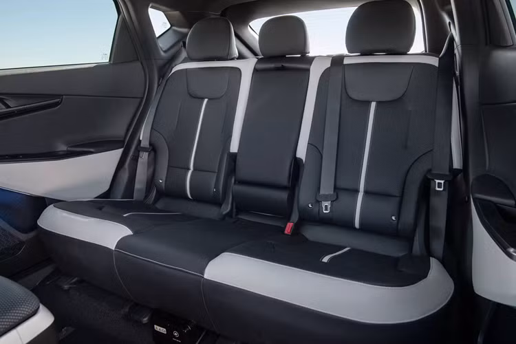 Trong khi đó, phía sau xe có thêm tạo hình mới trong đèn hậu LED và miếng cản khác biệt so với đời trước. Chiều dài của xe đời 2025 đã tăng nhẹ 15 mm lên mức 4.695 mm. Những thông số kích thước còn lại giữ nguyên, bao gồm chiều rộng 1.890 mm, chiều cao 1.550 mm và chiều dài cơ sở 2.900 mm.