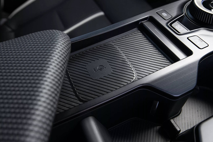 Ngoài ra, mẫu xe điện Hàn Quốc này còn có hốc gió khí động lực học hơn trên cản trước. Khu vực sườn xe của Kia EV6 2025 gần như không thay đổi, trừ bộ mâm kiểu mới và ốp trang trí được chỉnh sửa nhẹ về kiểu dáng.