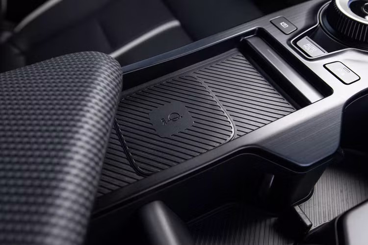 Ngoài ra, mẫu xe điện Hàn Quốc này còn có hốc gió khí động lực học hơn trên cản trước. Khu vực sườn xe của Kia EV6 2025 gần như không thay đổi, trừ bộ mâm kiểu mới và ốp trang trí được chỉnh sửa nhẹ về kiểu dáng.