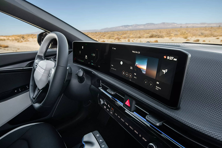 Sự thay đổi này giúp tăng quãng đường di chuyển của xe lên 513 km ở phiên bản RWD 84 kWh. Đồng thời, sức kéo của xe cũng tăng lên 2,7 tấn, cải thiện sự thực dụng cho mẫu xe điện này.