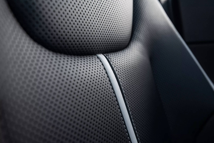 Bên cạnh những nâng cấp về hệ thống truyền động, Kia EV6 2025 còn được làm mới thiết kế cũng như bổ sung thêm tiện ích phục vụ người mua. Trong đó, đáng chú ý nhất là khu vực đầu xe với đèn pha LED thanh mảnh hơn trước và dải đèn LED định vị ban ngày lấy cảm hứng thiết kế từ các chòm sao.