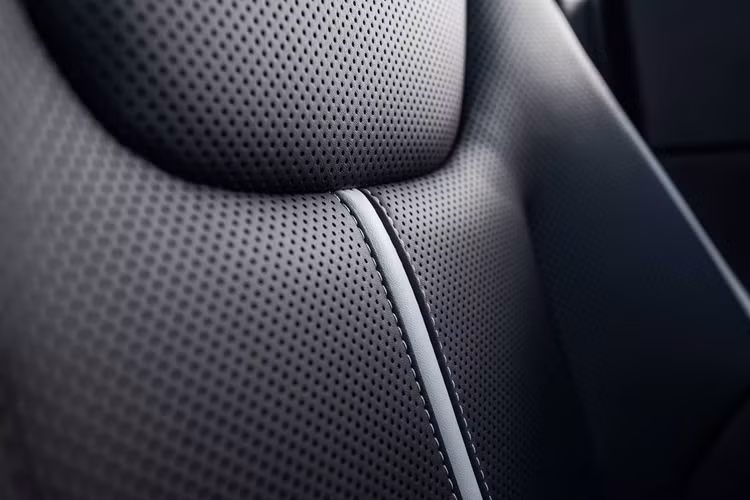 Bên cạnh những nâng cấp về hệ thống truyền động, Kia EV6 2025 còn được làm mới thiết kế cũng như bổ sung thêm tiện ích phục vụ người mua. Trong đó, đáng chú ý nhất là khu vực đầu xe với đèn pha LED thanh mảnh hơn trước và dải đèn LED định vị ban ngày lấy cảm hứng thiết kế từ các chòm sao.