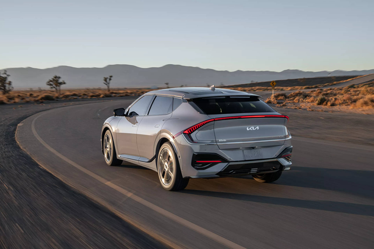 Thêm vào đó là vô-lăng và cụm điều khiển trung tâm mới. Các vật liệu cách âm bổ sung cũng hứa hẹn mang đến nội thất yên tĩnh hơn cho mẫu xe này. Kia EV6 2025 sẽ được lắp ráp ở nhà máy tại bang Georgia Mỹ cùng với người anh em EV9. Riêng phiên bản GT sẽ được lắp ráp tại Hàn Quốc và nhập khẩu vào thị trường Mỹ. Mức giá xe Kia EV6 2025 sẽ được công bố sau.