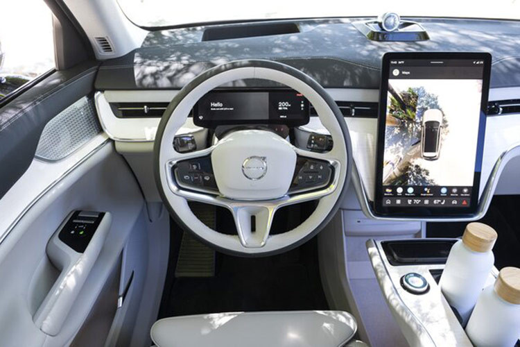 Bên trong, buồng lái tiếp tục thiết kế của gia đình Volvo và có bảng điều khiển nhiều lớp tích hợp cửa thoát khí điều hòa, màn hình điều khiển trung tâm dọc 14,5 inch và bảng đồng hồ LCD đầy đủ.