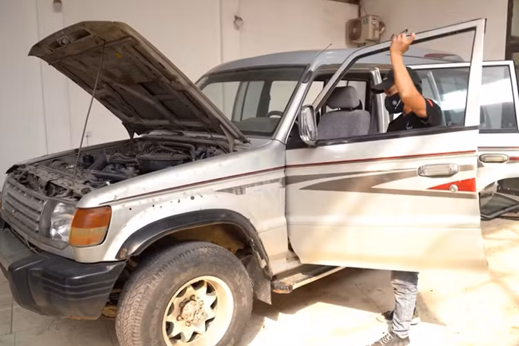 Để tạo ra chiếc xe mô phỏng G63 này, anh Đạo đã sử dụng bộ khung của một chiếc Mitsubishi Pajero cũ. Sau đó, anh tiến hành hàn gắn và lắp ráp, dựng thành bộ khung vuông vức giống như chiếc G63 thật.