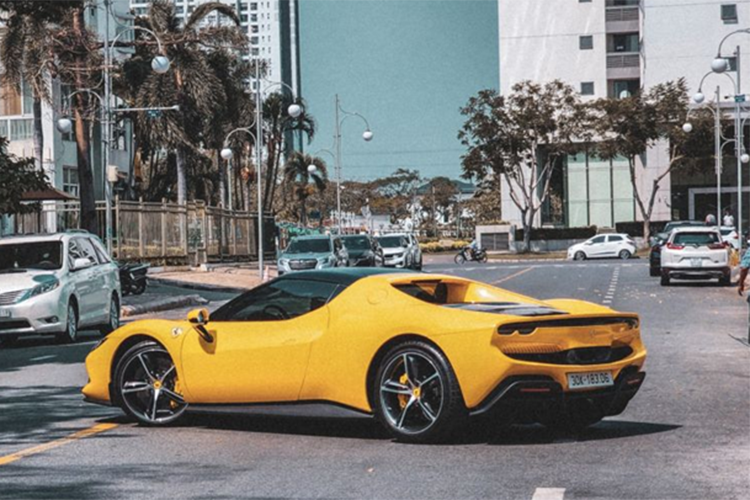 Nư vậy chiếc siêu xe hàng hiếm này chỉ trải nghiệm 1 năm và ngay lập tức được đại gia Hà Nội đã nhanh chóng thanh lýđược. Chiếc siêu xe Ferrari 296 GTB rao bán trên sàn xe cũ này hiện còn mới tinh, thậm chí, xe còn đến 6 năm bảo hành, bảo dưỡng chính hãng.