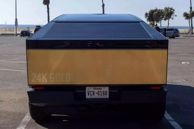 Được biết, chủ nhân của chiếc xe Tesla Cybertruck Foundation Series 2024 đã chi ra số tiền 60.000 USD (khoảng gần 1,5 tỷ đồng) chỉ để mạ vàng cho ngoại thất mẫu xe bán tải điện.