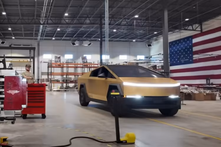 Vận tốc tối đa của xe tăng lên 209 km/h trong khi phạm vi di chuyển giảm xuống còn 515 km. Nếu có thêm pin bổ sung như phiên bản AWD, Tesla Cybertruck Cyberbeast 2024 có thể chạy được 708 km.