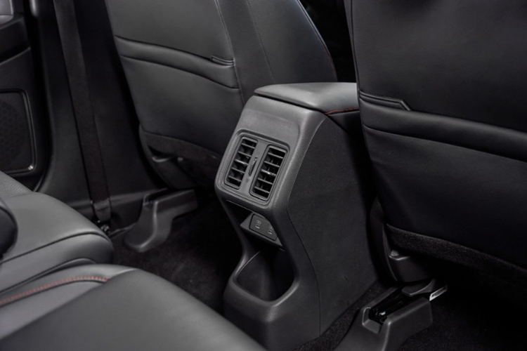 Honda HR-V 2024 bản hybrid sử dụng pin lithium-ion với khả năng tự động sạc trong quá trình vận hành, giúp tiết kiệm nhiên liệu đáng kể. Theo ước tính, Honda HR-V 2024 có mức tiêu thụ trung bình khoảng 25,6 km/lít (khoảng 3,9 lít/100 km).