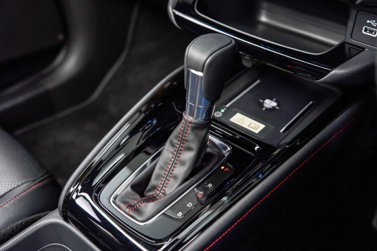 Honda HR-V 2024 được trang bị hệ truyền động hybrid là sự kết hợp của máy xăng Atkinson Cycle 1.5L với mô-tơ điện cho công suất tổng cộng là 131 mã lực và 253 Nm mô-men xoắn. Hệ truyền động hybrid này đi cùng hệ dẫn động cầu trước và hộp số tự động biến thiên vô cấp e-CVT.