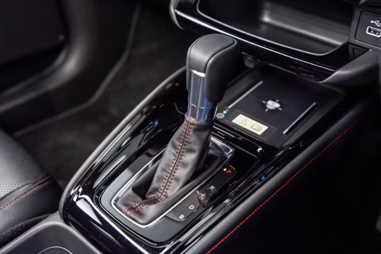 Honda HR-V 2024 được trang bị hệ truyền động hybrid là sự kết hợp của máy xăng Atkinson Cycle 1.5L với mô-tơ điện cho công suất tổng cộng là 131 mã lực và 253 Nm mô-men xoắn. Hệ truyền động hybrid này đi cùng hệ dẫn động cầu trước và hộp số tự động biến thiên vô cấp e-CVT.