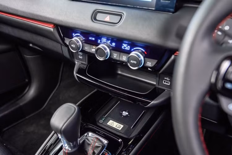 Hệ thống Honda Remote Operation mới được bổ sung trên mẫu xe này, cho phép bật/tắt điều hòa, đóng/mở cửa cốp và tìm vị trí xe từ xa. Xe vẫn được trang bị cụm đồng hồ kỹ thuật số 7 inch cùng màn hình cảm ứng giải trí 8 inch Advanced Touch mới hỗ trợ Apple CarPlay/Android Auto không dây.