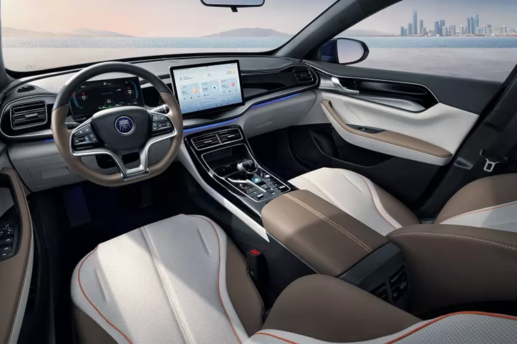 Giá bán của BYD Qin Plus DM-i Champion Edition vì thế mà giảm xuống chỉ còn 99.800 Nhân dân tệ. Đây là lần đầu tiên có một mẫu xe plug-in hybrid DM-i của BYD có giá dưới 100.000 Nhân dân tệ. So với bản Champion Edition, BYD Qin Plus DM-i Glory Edition mới ra mắt thậm chí còn rẻ hơn đến 20.000 Nhân dân tệ.