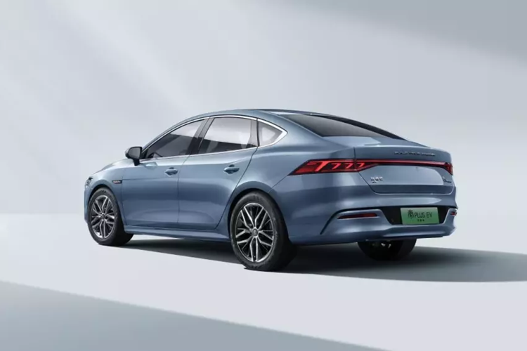 Theo nhận định của các chuyên gia phân tích thị trường, việc ra mắt phiên bản Glory Edition mới của BYD sẽ đồng nghĩa với phát súng đầu tiên mở màn cho cuộc chiến giá xe của năm Giáp Thìn 2024. Động thái của BYD có thể sẽ kích hoạt chuỗi phản ứng cho toàn bộ các mẫu xe thuộc phân khúc ô tô cỡ C khác tại thị trường Trung Quốc.