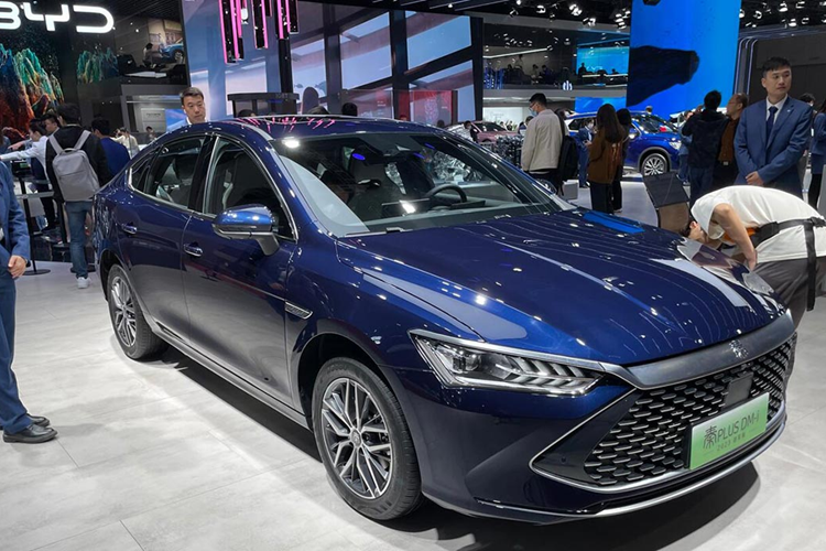 Thậm chí, phiên bản này còn được bổ sung 2 tính năng quan trọng mới, bao gồm điều khiển bằng giọng nói thông minh và ngắt điện thông minh. Bên cạnh đó là màu sơn ngoại thất White Glaze Green mới. BYD Qin Plus DM-i Glory Edition có thể chạy được 120 km mà không tốn một giọt xăng.