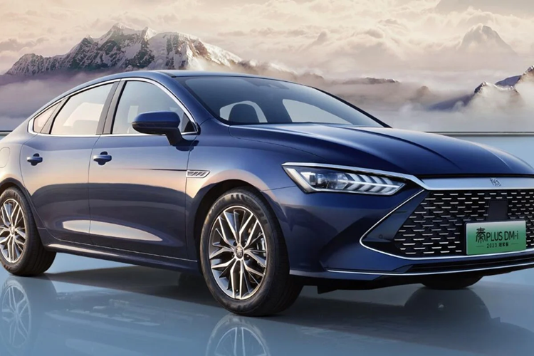 Trong khi đó, BYD Qin Plus EV Glory Edition mới có giá khởi điểm chỉ từ 109.800 Nhân dân tệ (374 triệu đồng). Tuy rẻ hơn nhưng BYD Qin Plus phiên bản Glory Edition lại không hề bị cắt trang bị.