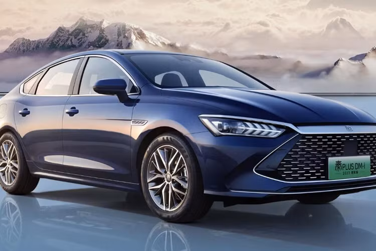 Trong khi đó, BYD Qin Plus EV Glory Edition mới có giá khởi điểm chỉ từ 109.800 Nhân dân tệ (374 triệu đồng). Tuy rẻ hơn nhưng BYD Qin Plus phiên bản Glory Edition lại không hề bị cắt trang bị.