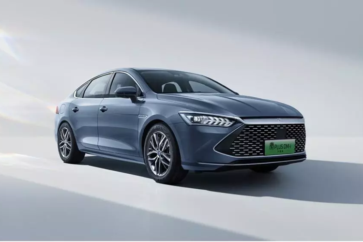 BYD Qin Plus 2024 chạy điện là mẫu xe có 2 phiên bản, bao gồm plug-in hybrid (Qin Plus DM-i) và thuần điện (Qin Plus EV). Trước thời điểm năm 2024, giá bán khởi điểm của 2 phiên bản này lần lượt là 99.800 Nhân dân tệ (340 triệu đồng) và 129.800 Nhân dân tệ (442 triệu đồng).