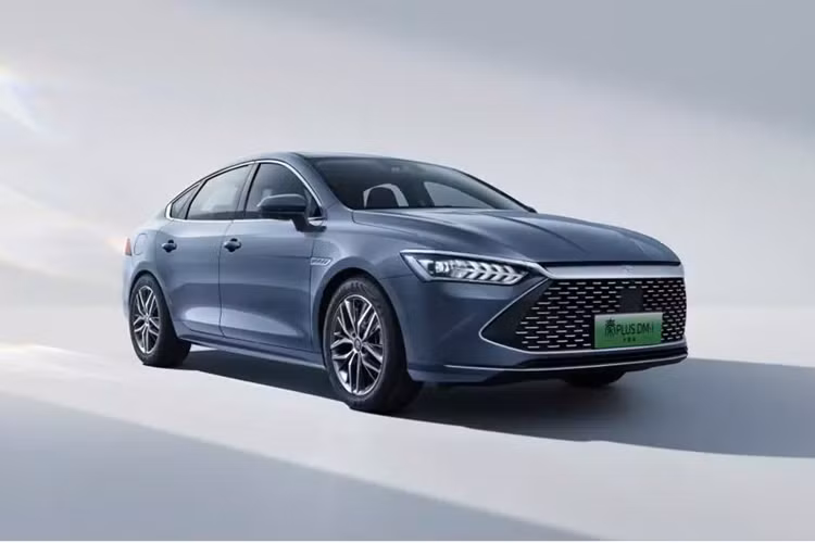 BYD Qin Plus 2024 chạy điện là mẫu xe có 2 phiên bản, bao gồm plug-in hybrid (Qin Plus DM-i) và thuần điện (Qin Plus EV). Trước thời điểm năm 2024, giá bán khởi điểm của 2 phiên bản này lần lượt là 99.800 Nhân dân tệ (340 triệu đồng) và 129.800 Nhân dân tệ (442 triệu đồng).