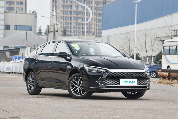 Đồng thời, trận đấu quyết định giữa BYD Qin Plus trước 3 đối thủ truyền thống bán rất chạy tại Trung Quốc là Nissan Sylphy, Volkswagen Lavida và Toyota Corolla cũng chính thức bắt đầu. Giá bán tại đại lý dành cho 3 mẫu xe mang thương hiệu Nissan, Volkswagen và Toyota hiện thấp nhất là 79.800 Nhân dân tệ.