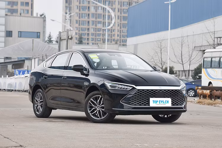 Đồng thời, trận đấu quyết định giữa BYD Qin Plus trước 3 đối thủ truyền thống bán rất chạy tại Trung Quốc là Nissan Sylphy, Volkswagen Lavida và Toyota Corolla cũng chính thức bắt đầu. Giá bán tại đại lý dành cho 3 mẫu xe mang thương hiệu Nissan, Volkswagen và Toyota hiện thấp nhất là 79.800 Nhân dân tệ.