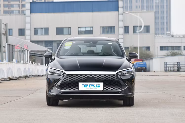 Trong khi đó, BYD Chaser 05 là mẫu xe đã được tung ra thị trường vào hồi tháng 3/2022 với giá khởi điểm 119.800 Nhân dân tệ. Vào hồi tháng 4/2023, xe được bổ sung phiên bản Champion Edition với giá chỉ còn 101.800 Nhân dân tệ. So với bản Champion Edition, BYD Chaser 05 Glory Edition mới rẻ hơn đến 22.000 Nhân dân tệ.