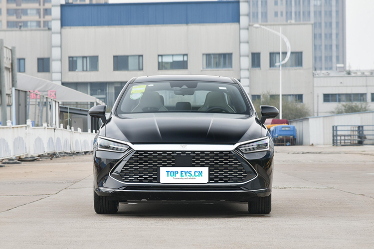 Trong khi đó, BYD Chaser 05 là mẫu xe đã được tung ra thị trường vào hồi tháng 3/2022 với giá khởi điểm 119.800 Nhân dân tệ. Vào hồi tháng 4/2023, xe được bổ sung phiên bản Champion Edition với giá chỉ còn 101.800 Nhân dân tệ. So với bản Champion Edition, BYD Chaser 05 Glory Edition mới rẻ hơn đến 22.000 Nhân dân tệ.