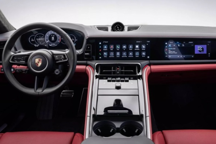 Đây giống với tính năng Free Driving Assist được trang bị trên một số sản phẩm cao cấp của Mercedes-Benz như GLE hay GLS, dùng để hỗ trợ xe thoát khỏi tình huống bị kẹt trong cát, bùn lầy. Tuy nhiên, đoạn video ngắn này dường như được tạo bằng CGI nên không rõ liệu chức năng này có được trang bị trên Panamera bản thương mại hay không.