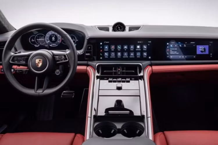 Đây giống với tính năng Free Driving Assist được trang bị trên một số sản phẩm cao cấp của Mercedes-Benz như GLE hay GLS, dùng để hỗ trợ xe thoát khỏi tình huống bị kẹt trong cát, bùn lầy. Tuy nhiên, đoạn video ngắn này dường như được tạo bằng CGI nên không rõ liệu chức năng này có được trang bị trên Panamera bản thương mại hay không.