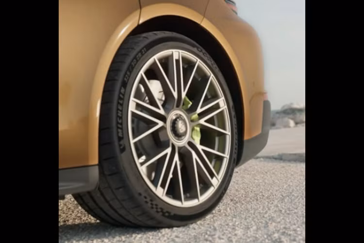 Trước đó, Porsche đã hé lộ Panamera 2024 được trang bị tiêu chuẩn hệ thống treo khí nén hai buồng, hai van mới, có khả năng hấp thụ những rung động dù là nhỏ nhất, nhằm mang lại sự êm ái, mượt mà cho xe khi vận hành.