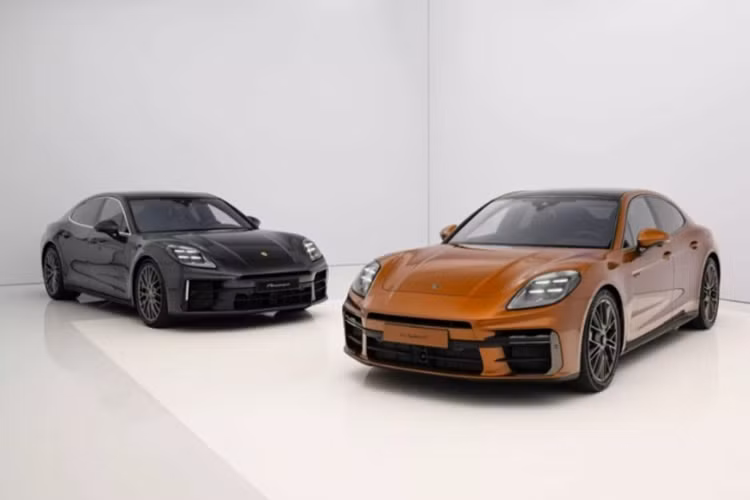 Hiện hãng đã bắt đầu nhận cọc cho mẫu xe này tại Mỹ, giá xe Porsche Panamera 2024 khởi điểm từ 99.900 USD (2,42 tỷ đồng) cho bản tiêu chuẩn, trong khi Panamera 4 có giá là 106.900 USD (2,59 tỷ đồng). Giá bán của phiên bản Turbo E-Hybrid hiện chưa được hé lộ.