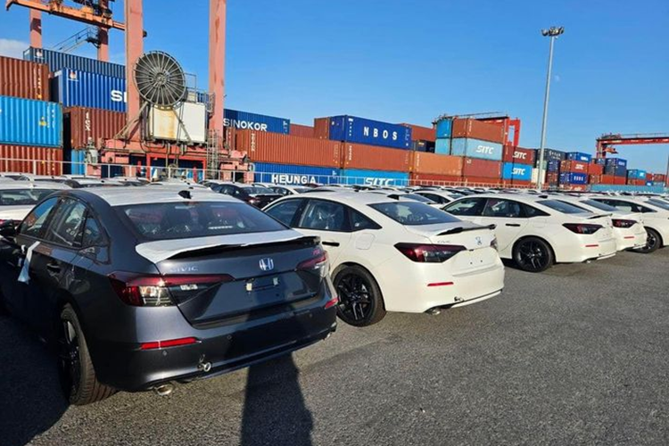 Theo tiết lộ của các tư vấn viên bán hàng tại đại lý, Honda Civic 2025 sẽ được phân phối với ba phiên bản, bao gồm G, RS và e:HEV (hybrid). Giá xe hiện chưa được tiết lộ, nhưng nhiều khả năng sẽ không quá chênh lệch so với phiên bản hiện tại.