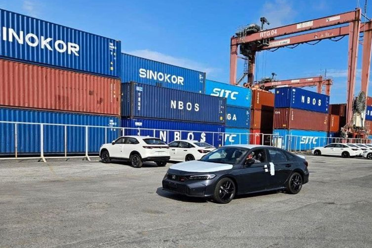 Trước đó, Honda Việt Nam đã xác nhận Civic phiên bản mới sẽ được công bố ra mắt tại Triển lãm Vietnam Motor Show 2024 diễn ra từ ngày 23 đến 27/10 tới đây. Hiện tại các đại lý cũng đã thông báo nhận đặt cọc mẫu Honda Civic 2025 và hứa hẹn sẽ sớm bàn giao xe.