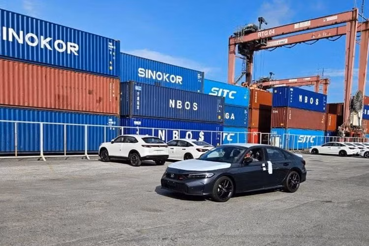 Trước đó, Honda Việt Nam đã xác nhận Civic phiên bản mới sẽ được công bố ra mắt tại Triển lãm Vietnam Motor Show 2024 diễn ra từ ngày 23 đến 27/10 tới đây. Hiện tại các đại lý cũng đã thông báo nhận đặt cọc mẫu Honda Civic 2025 và hứa hẹn sẽ sớm bàn giao xe.