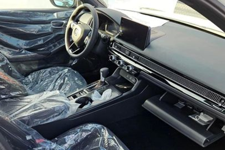 Honda Civic 2025 là phiên bản nâng cấp giữa vòng đời, do đó xe được nâng cấp nhẹ về thiết kế với cản trước thể thao hơn, lưới tản nhiệt mở rộng và cụm đèn hậu tối màu. Bên trong cabin, Honda Civic 2025 không có quá nhiều khác biệt so với phiên bản trước. Tuy nhiên, xe được nâng cấp đáng kể về công nghệ.