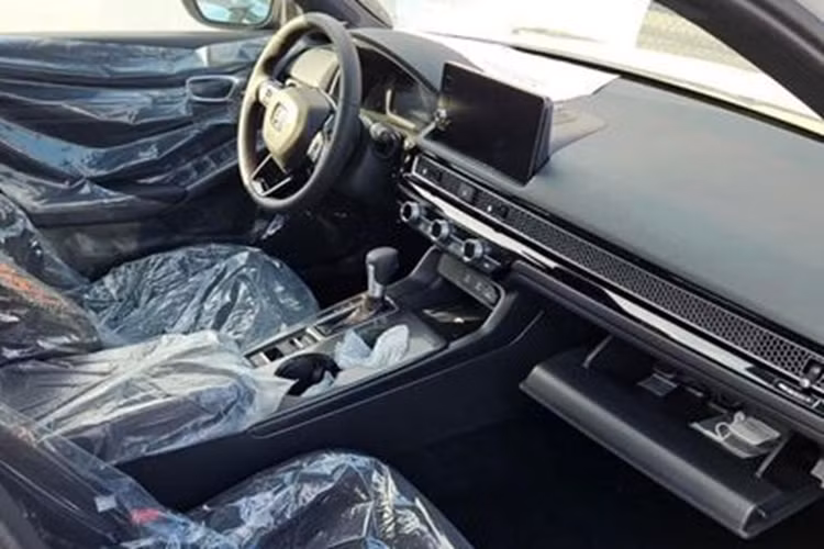 Honda Civic 2025 là phiên bản nâng cấp giữa vòng đời, do đó xe được nâng cấp nhẹ về thiết kế với cản trước thể thao hơn, lưới tản nhiệt mở rộng và cụm đèn hậu tối màu. Bên trong cabin, Honda Civic 2025 không có quá nhiều khác biệt so với phiên bản trước. Tuy nhiên, xe được nâng cấp đáng kể về công nghệ.