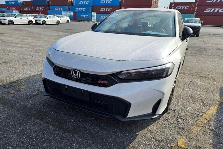 Trên mạng xã hội, mới đây đã xuất hiện hình ảnh lô xe Honda Civic 2025 mới đỗ tại cảng Hải Phòng. Theo thông tin nhãn dán trên kính lái, lô xe này được nhập từ Thái Lan về Việt Nam bởi công ty Honda Việt Nam. Do đó, nhiều khả năng đây chính là lô xe chính hãng sắp bán ra thị trường trong thời gian tới.