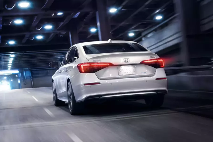 Ngoài ra, xe còn sở hữu ghế ngồi bọc da cao cấp, cổng USB-C, đế sạc không dây và dàn âm thanh nổi 12 loa. Hệ thống công nghệ an toàn được bổ sung tính năng mới là giám sát điểm mù và cảnh báo phương tiện cắt ngang phía sau.