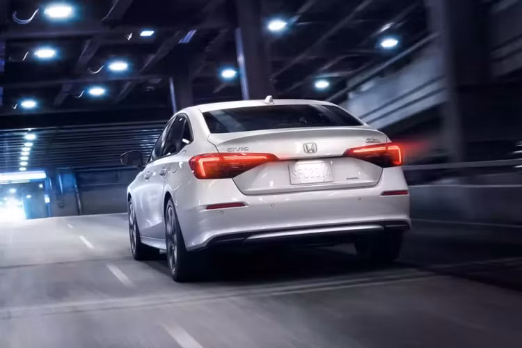 Ngoài ra, xe còn sở hữu ghế ngồi bọc da cao cấp, cổng USB-C, đế sạc không dây và dàn âm thanh nổi 12 loa. Hệ thống công nghệ an toàn được bổ sung tính năng mới là giám sát điểm mù và cảnh báo phương tiện cắt ngang phía sau.