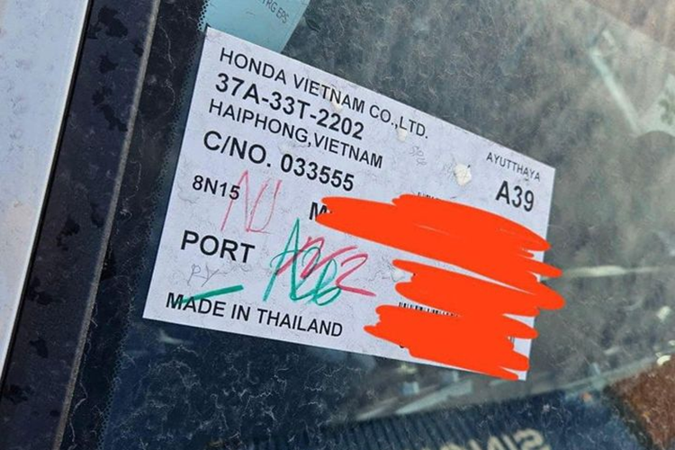 Hình ảnh chụp tại cảng cho thấy lô xe Honda Civic 2025 về Việt Nam có cả phiên bản Civic RS cao cấp nhất. Phiên bản này được phân biệt với các bản thường nhờ vào thiết kế mặt ca lăng và cản trước thể thao hơn, trong khi khu vực phía sau gần như không có gì khác biệt.