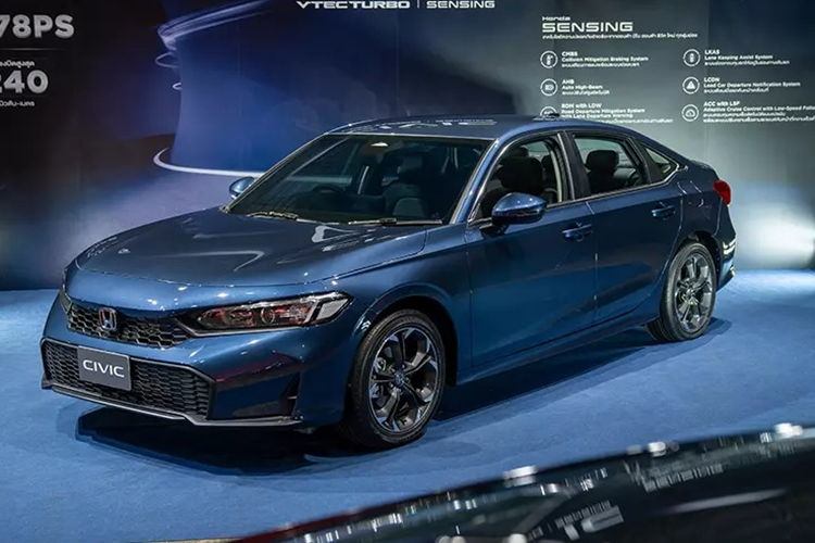 Thứ hai là hệ truyền động hybrid, bao gồm máy xăng 4 xi-lanh, dung tích 2.0L và 2 mô-tơ điện, cho công suất tổng cộng 184 mã lực và mô-men xoắn cực đại 315 Nm.