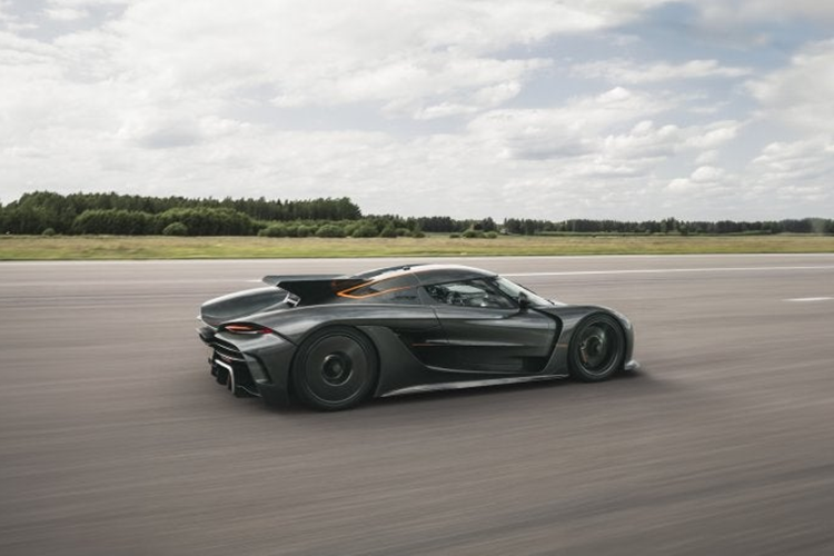 Jesko Attack đã xoay xở để chạy hết đường đua chỉ trong 1:10.9. Thời gian này chỉ chậm hơn 0,2 giây so với Ferrari FXX và một số xe không hợp lệ khác trên đường phố như Caparo T1, Aston Martin DBR9, Pagani Zonda R và McLaren 720S GTX.