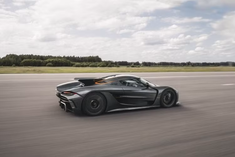 Jesko Attack đã xoay xở để chạy hết đường đua chỉ trong 1:10.9. Thời gian này chỉ chậm hơn 0,2 giây so với Ferrari FXX và một số xe không hợp lệ khác trên đường phố như Caparo T1, Aston Martin DBR9, Pagani Zonda R và McLaren 720S GTX.