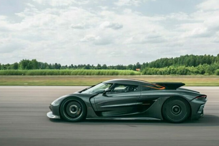 Jesko đại diện cho đỉnh cao hiện tại của dòng xe Koenigsegg. Nó được trang bị động cơ V8 tăng áp kép 5,1 lít tạo ra công suất 1.280 mã lực khi sử dụng xăng bơm hoặc 1.600 mã lực khi sử dụng E85. Động cơ này không chỉ đặc biệt vì nó mạnh mẽ như thế nào mà còn vì nó có trục khuỷu phẳng 180 độ và vòng tua máy lên đến 8.500 vòng/phút.