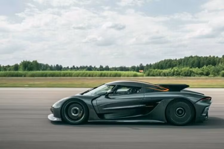 Jesko đại diện cho đỉnh cao hiện tại của dòng xe Koenigsegg. Nó được trang bị động cơ V8 tăng áp kép 5,1 lít tạo ra công suất 1.280 mã lực khi sử dụng xăng bơm hoặc 1.600 mã lực khi sử dụng E85. Động cơ này không chỉ đặc biệt vì nó mạnh mẽ như thế nào mà còn vì nó có trục khuỷu phẳng 180 độ và vòng tua máy lên đến 8.500 vòng/phút.