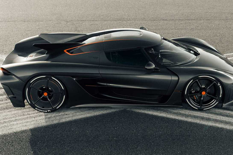 Ngoài ra, đường đua Top Gear khá nhỏ gọn và The Stig chỉ có thể tăng ga hết cỡ trong một vài lần. Nếu đường đua có nhiều đoạn thẳng và nhiều khúc cua tốc độ cao hơn, Koenigsegg có thể thậm chí còn nhanh hơn Ferrari.