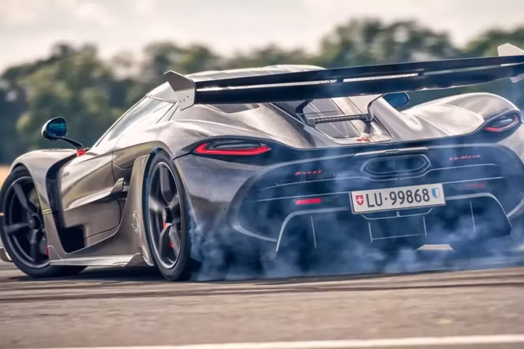 Không có gì ngạc nhiên khi Top Gear được trao cơ hội thử nghiệm siêu xe Koenigsegg Jesko Attack tại Sân bay Dunsfold, The Stig đã tiến hành lập kỷ lục vòng đua mới trên chiếc siêu xe Thụy Điển này.