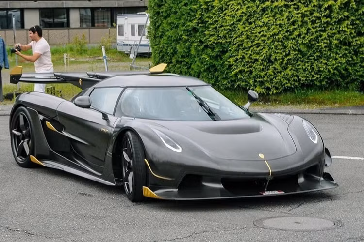 Bạn có thể ngạc nhiên khi biết Jesko 'chỉ' nhanh hơn SF90 Stradale 0,4 giây, mặc dù mạnh hơn khoảng 600 mã lực, nhẹ hơn 250 kg và tạo ra lực ép xuống lớn hơn đáng kể. Vâng, trước hết, SF90 Stradale có lợi thế là dẫn động bốn bánh, trong khi Jesko là dẫn động cầu sau.